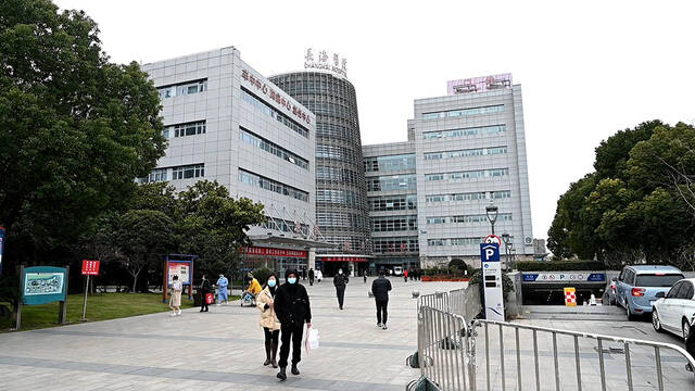 12月29日，上海长海医院，急诊大楼。本文图片均为澎湃新闻记者张呈君图