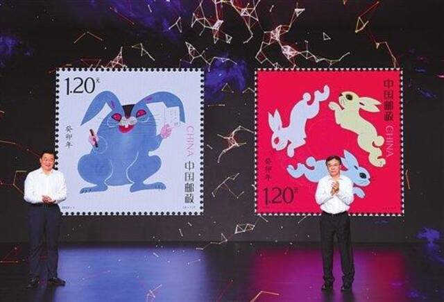 ↑刘爱力（右）与田舒斌（左）共同为《癸卯年》特种邮票图稿揭幕。中国邮政报记者朱正义摄