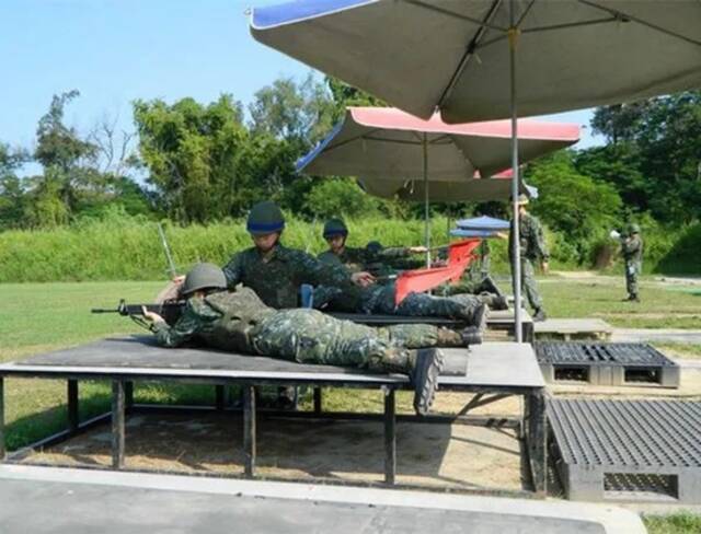 台湾士兵在遮阳伞下练射击。图源：环球网