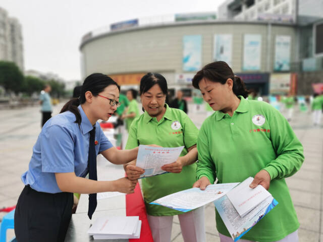 今年6月,东台市检察院在市法治广场开展以打击整治养老诈骗专项行动为主题的法治宣传活动。胡小达/摄