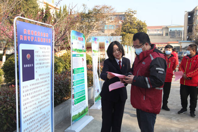 今年11月,东台市检察院向邮政寄递行业从业人员开展贯彻落实最高检“七号检察建议”专题法治宣传。周玲玲/摄