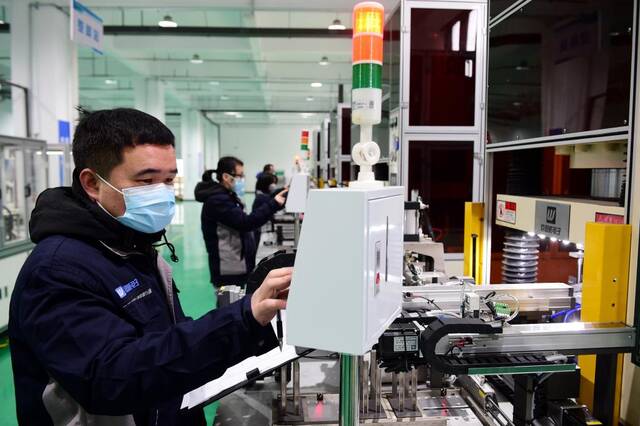 12月29日，合肥京思威电子科技有限公司生产线上，工人在忙碌。（解琛摄）