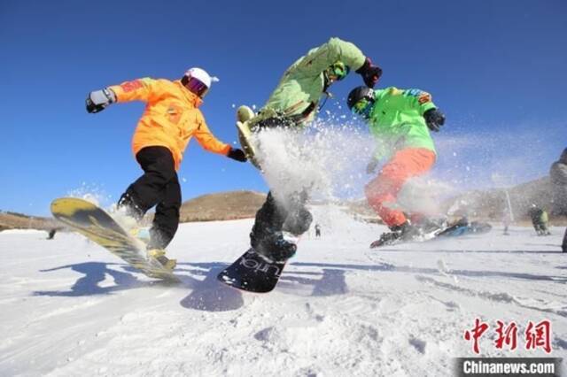 图为游客在阿尔山滑雪场体验滑雪的乐趣。兴安盟委宣传部供图