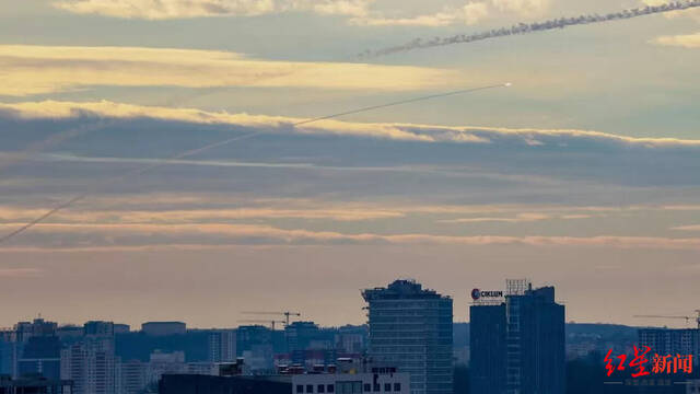 基辅上空，一枚乌防空导弹拦截一枚俄罗斯导弹