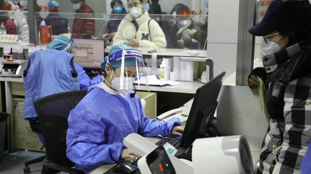 解放军总医院急诊医学科内，医护正在忙碌。受访者供图