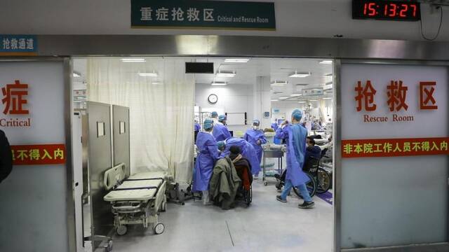 解放军总医院急诊医学科内，医护正在救治患者。受访者供图