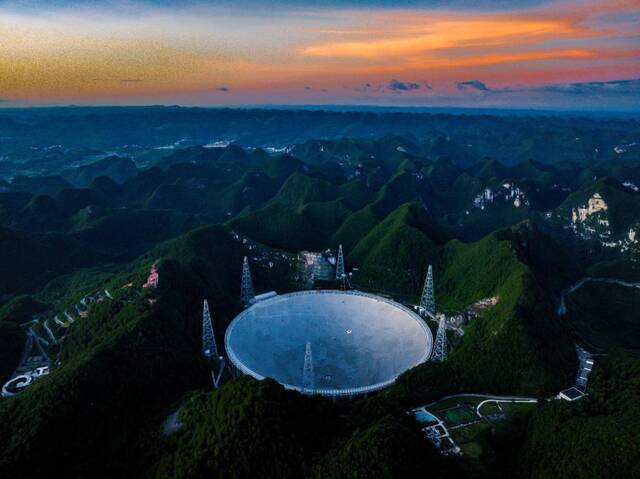 夕阳余晖中的“中国天眼”全景（无人机照片，2022年7月21日维护保养期间拍摄）。新华社记者欧东衢摄