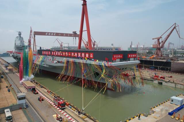 6月17日上午，我国第三艘航空母舰下水命名仪式在中国船舶集团有限公司江南造船厂举行。图为下水命名仪式现场。新华社记者李刚摄