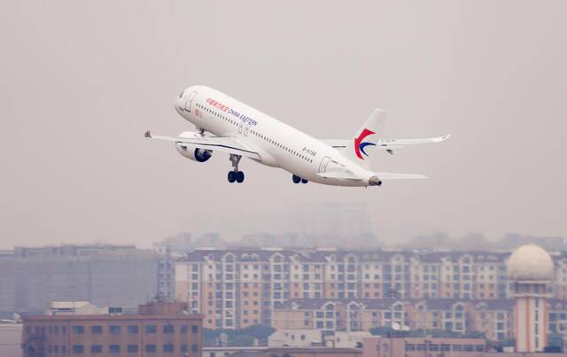 12月26日，国产大飞机C919在上海虹桥国际机场起飞。新华社发