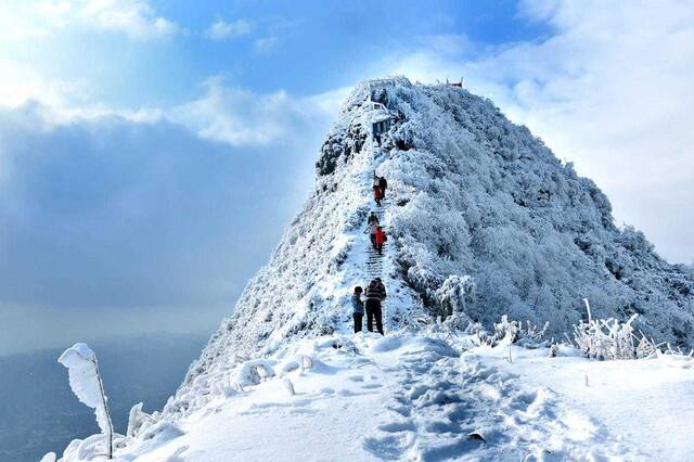 终南阴岭秀，积雪浮云端。(毕节市金沙县纪委监委供郑军摄)