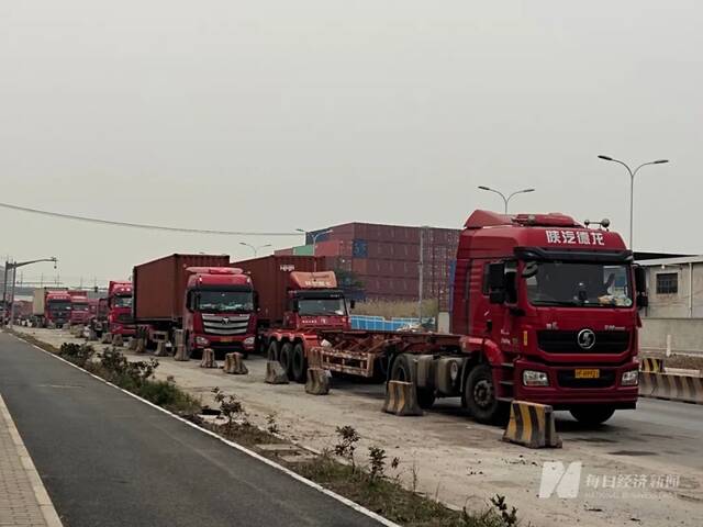 港城路沿路集卡停车场，图片来源：每经记者张韵摄