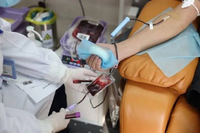杭州热心市民在献血点献血。浙江日报记者孙金满摄