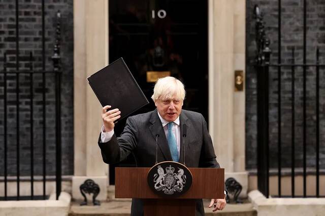 当地时间2022年9月6日，英国伦敦，英国首相鲍里斯·约翰逊在正式辞职前在唐宁街10号发表告别演讲。图/视觉中国
