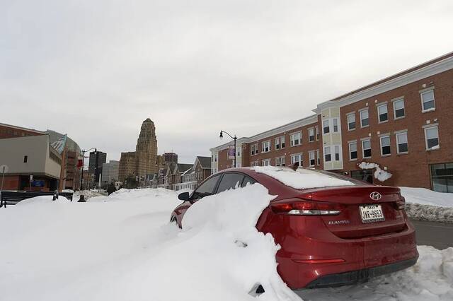 当地时间2022年12月28日，美国纽约州布法罗，一辆废弃的汽车停在Niagara街上市政厅的前面。图/视觉中国