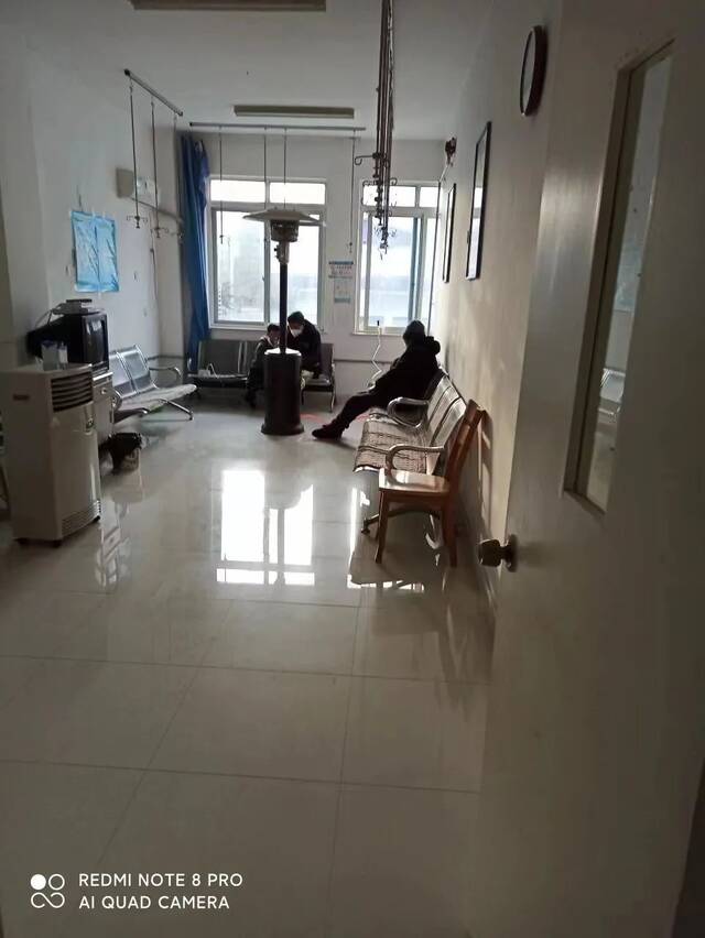 图1：12月28日，四川省广元市青川县姚渡镇卫生所，输液的人少，村民大多选择在家自愈。照片由受访者提供。