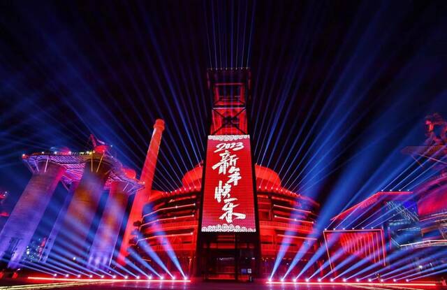 流光溢彩跨年夜，北京首钢园灯光秀太迷人！