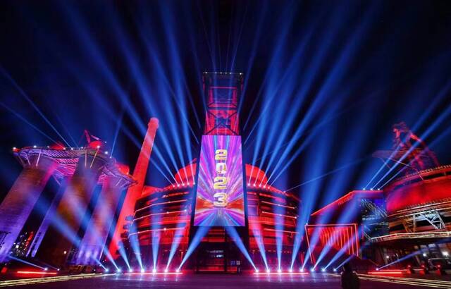 流光溢彩跨年夜，北京首钢园灯光秀太迷人！