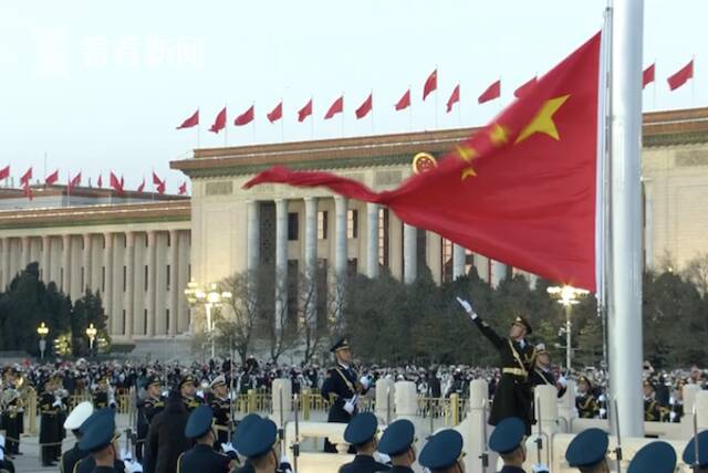 视频｜新年第一天 在天安门广场向国旗敬礼！