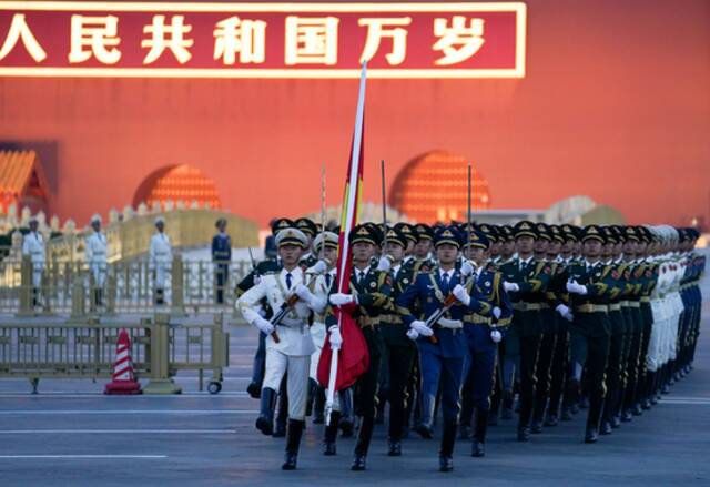 2022年10月1日清晨，隆重的升国旗仪式在北京天安门广场举行，庆祝中华人民共和国成立73周年。新华社记者鞠焕宗摄