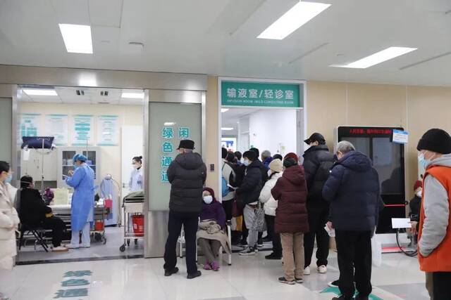新年第一天，张文宏到访社区卫生服务中心：做好网底和守门人
