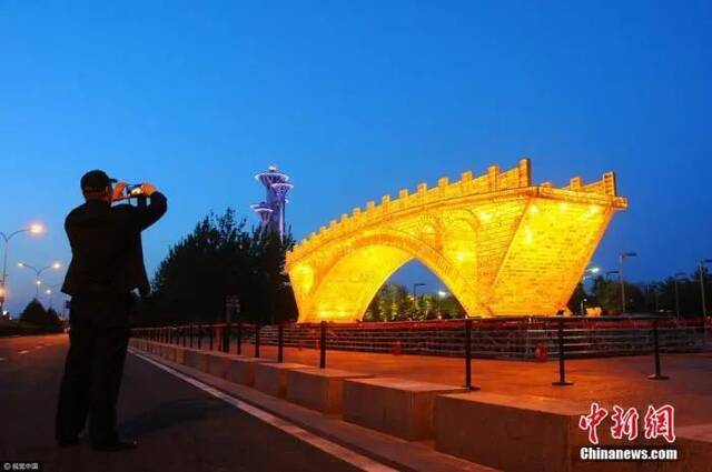 资料图：北京奥林匹克公园园区内安装大型景观建筑“丝路金桥”。杜佳摄图片来源：视觉中国