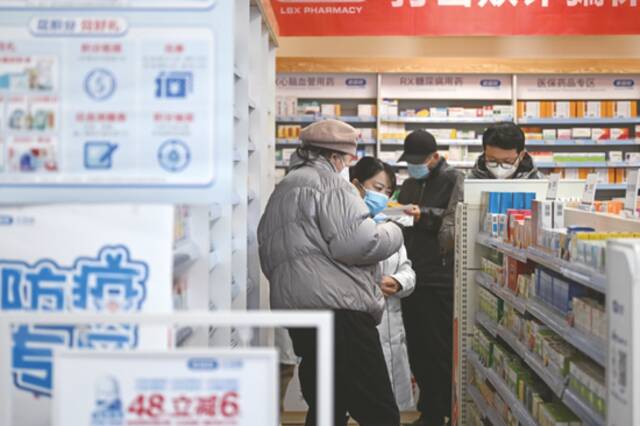 12月27日，市民在天津市一药店购药。新华社图