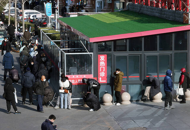 2022年12月9日，北京，通州潞河医院感染性疾病科发热门诊外，市民等候就诊。