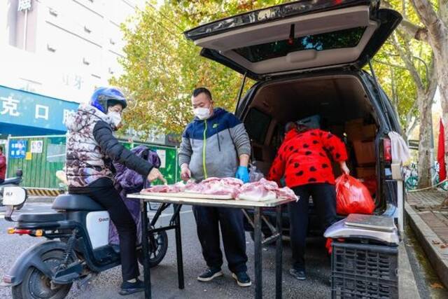 郑州市民正在询问猪肉价格