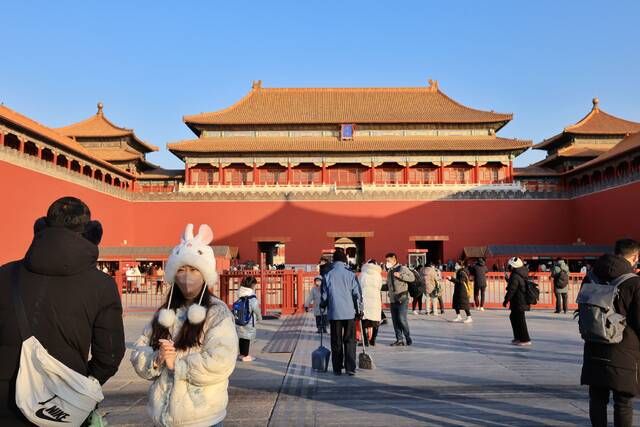 新年首日3万观众故宫迎新，故宫生肖邮票手稿带到中国空间站