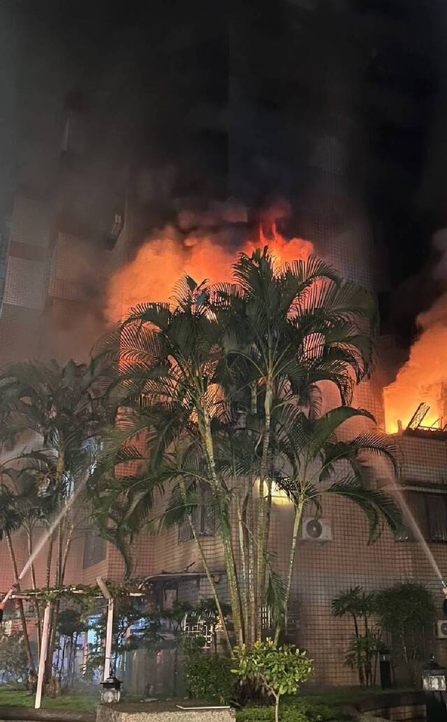 台媒：高雄一住宅楼三四层凌晨窜出猛烈火舌，住户睡梦中仓皇逃生