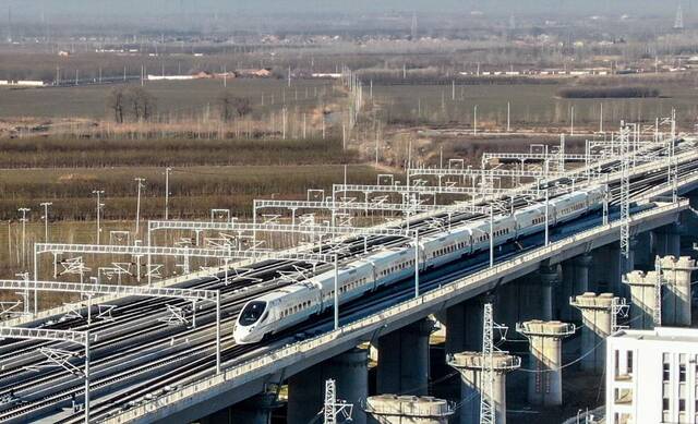 2022年12月30日，D6601次列车即将驶入宝坻站。（无人机照片）孙凡越摄
