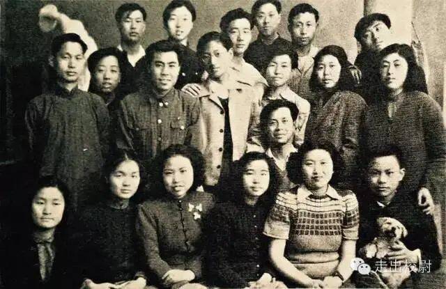 1946年，北平国立艺专同学合影，后排左起第三人为侯一民