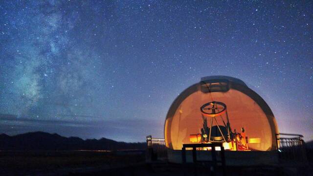 冷湖镇赛什腾山上的星空。（照片由冷湖工业园管委会提供）