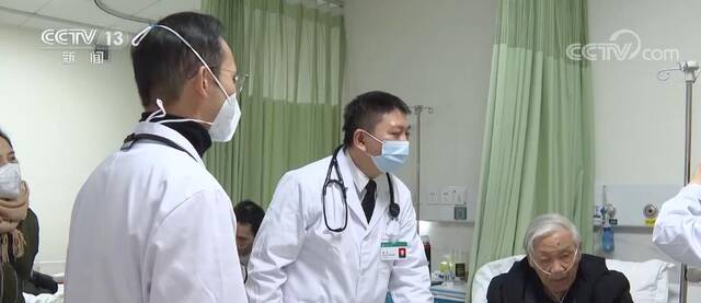 医护人员节日坚守岗位 护佑百姓生命健康