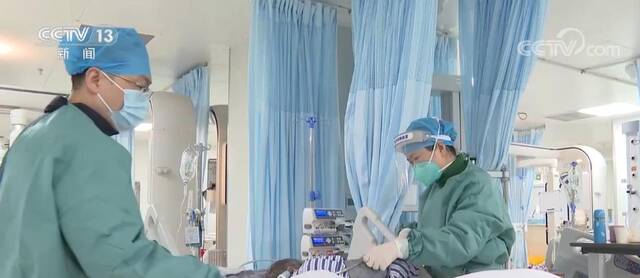 医护人员节日坚守岗位 护佑百姓生命健康