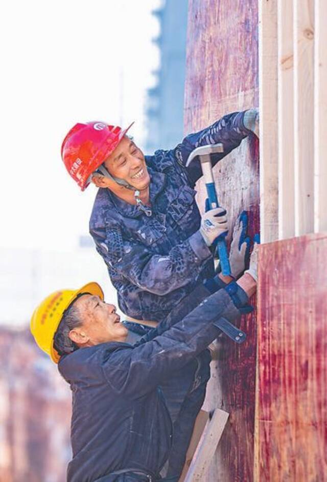 1月1日，江西省弋阳高新区标准厂房建设施工现场，工人们抢抓工期，确保项目早日建成。黄祥龙摄（人民视觉）