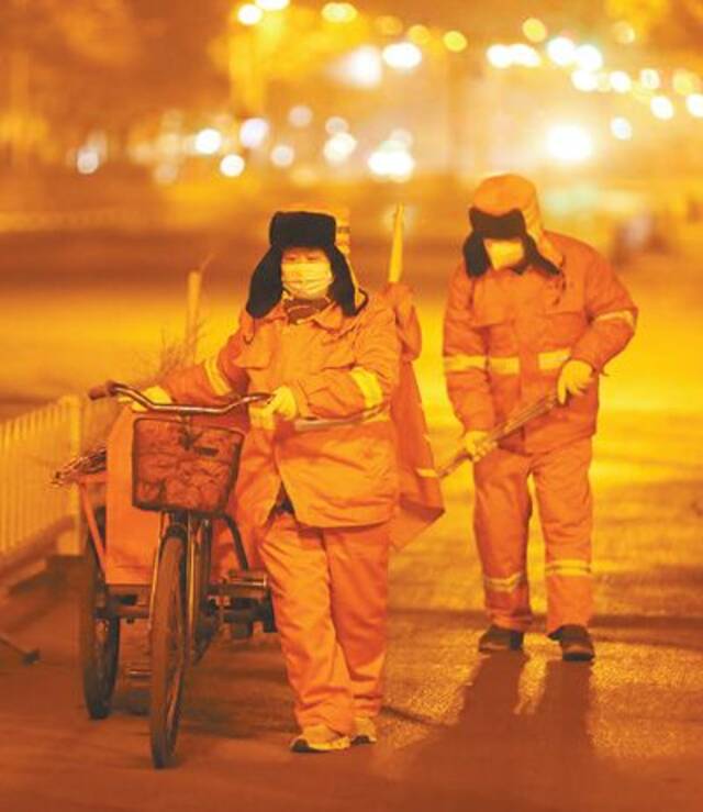 1月1日清晨，山东省临沂市沂南县，环卫工人在清扫街道。王彦冰摄（新华社发）