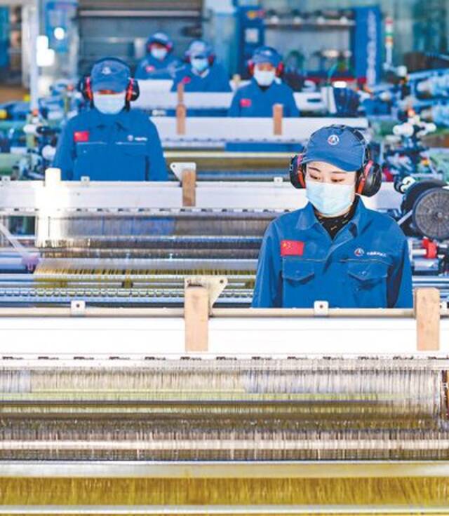 1月1日，中国航天科工集团第六研究院四十六所工人在F—12纤维布产品生产线上作业。王正摄（人民视觉）