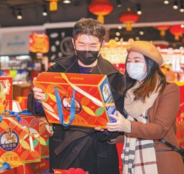 1月1日，北京一家超市内，顾客在挑选商品。本报记者张武军摄