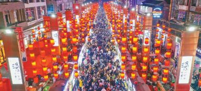 在河南省洛阳市，不少游客利用元旦假期来到老城十字街游玩，感受千年古都的魅力。张怡熙摄（影像中国）