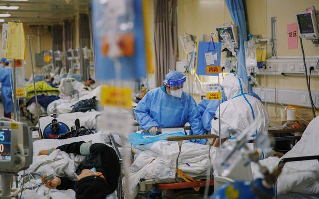 2022年12月27日晚，朝阳医院急诊科抢救室，医务人员正在照看病患。新京报记者郑新洽摄