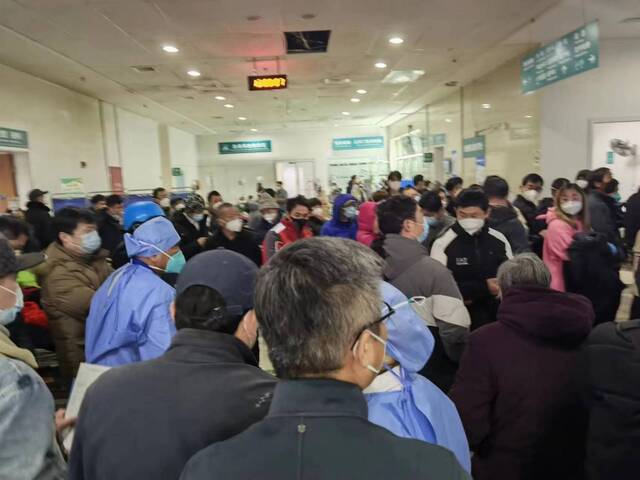 一家区级医院门诊大厅，挤满了病人和家属。配图除署名外，均为李泓冰摄