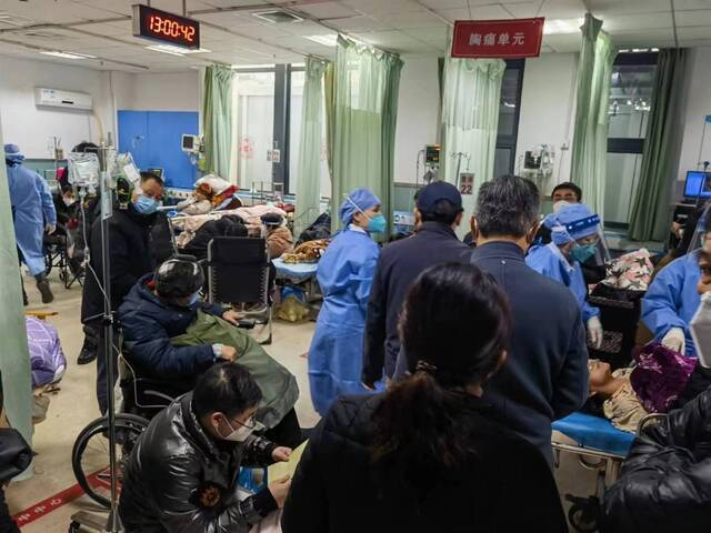 一家二级医院急诊室，大量患者正在治疗