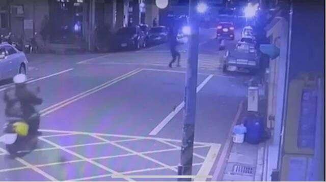 台媒：台黑帮头目当街被枪击身亡，行凶者见其倒地仍补枪，画面曝光