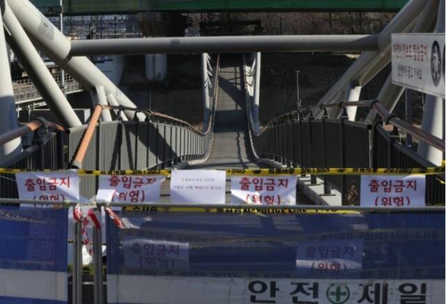 韩国首尔一拱形天桥塌陷变成“U”形桥，市政府为此发送“灾难短信”