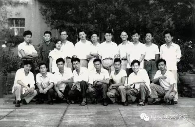 1963年，油研班同学毕业合影，前排左二为钟涵，后排右三为李化吉