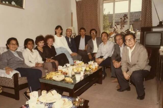 1986年9月30日，钟涵先生参加留学生座谈会