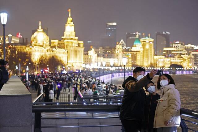 2023年1月1日，上海，游客欣赏黄浦江两岸夜景。中新社记者殷立勤图