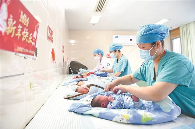 1月1日，安徽理工大学第一附属医院妇产科医护人员坚守岗位，为新生儿进行沐浴、护理。(图片来源：视觉中国)