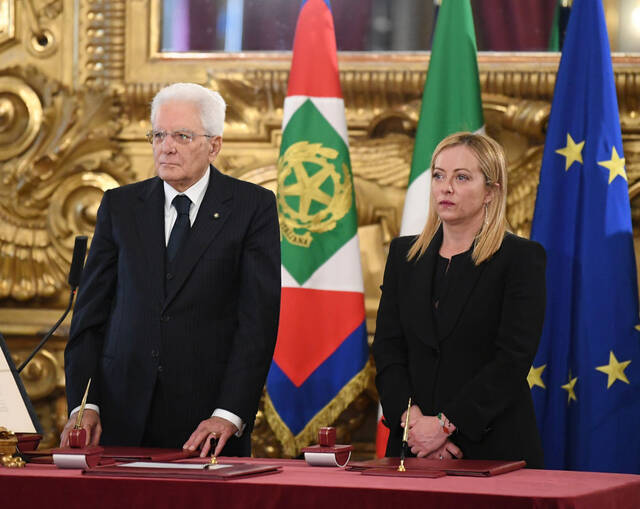 ↑2022年10月22日，意大利总统马塔雷拉（左）和新任总理焦尔吉娅·梅洛尼在罗马出席宣誓就职仪式。